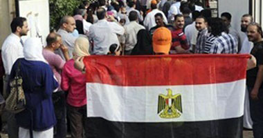 احتفالات أمام السفارة المصرية فى تونس برحيل النظام