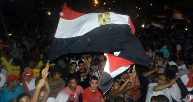 بالصور.. القوى الثورية والأهالى يحتفلون أمام مبنى محافظة الإسماعيلية