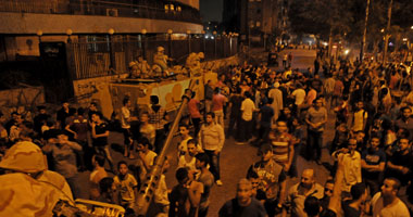 أحداث كوبرى أكتوبر تلقى بظلالها على معتصمى التحرير.. حزن بين متظاهرى الميدان بسبب سقوط قتلى ومصابين.. واللجان الشعبية تتأهب لصد أى هجوم إخوانى.. واتهامات لـ"الجماعة" بتدبير موقعة جمل جديدة
