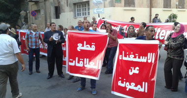 متظاهرون أمام قنصلية أمريكا: يا أوباما قول لمرسى الشرعية تحت الكرسى