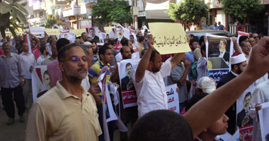 سيارة بيجو خضراء تكسر الحاجز الأمنى وتطلق نارا على المتظاهرين بطنطا 
