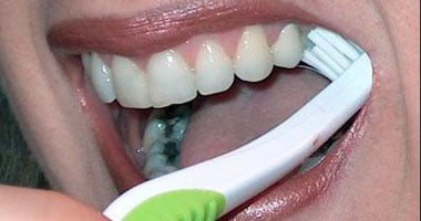 7 أمراض وممارسات خاطئة تسبب رائحة الفم الكريهة