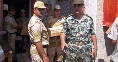 القوات المسلحة توزع كراتين غذائية على أهالى كرداسة