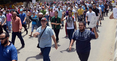 توافد الإخوان للتظاهر أمام مسجد المغفرة بحدائق المعادى