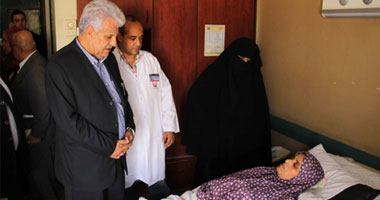 السفير الفلسطينى يزور ضحايا القصف الإسرائيلى بمستشفى الزيتون