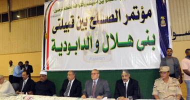 نرصد ردود أفعال الصلح بين العائلتين.. بنى هلال: نبارك الصلح ونثمن دور القيادة السياسية والأزهر.. والدابودية: الصلح سيطوى صفحة طارئة فى تاريخ أسوان.. وأياد خفية لا تريد لمصر الاستقرار 