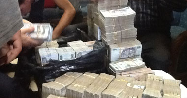 ضبط عامل بحوزته مليون و900ألف جنيه بقصد الاتجار بالعملة فى سوهاج