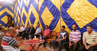إيقاف مدير مدرسة بسبب إقامة عزاء لأحد المتوفين بالحوش.. وكيل التعليم: فرش الكراسى وإقامة بوفيه بالفناء يخالف القانون.. والمدير: سمحت بانتظار المتواجدين حتى انتهاء الجنازة فقط.. والمحافظ: المدارس لها قدسيتها