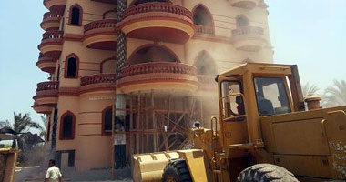 إزالة فيلا على أرض ملك للدولة استولى عليها مواطن بالفيوم
