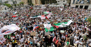 الحبس 6 أشهر بحق 6 متظاهرين جزائريين رفعوا العلم الأمازيغى خلال المظاهرات