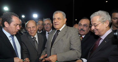 محافظ القليوبية يهدى رئيس الوزراء "مصحفا" هدية تذكارية