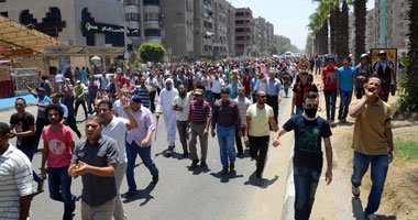 مسيرة إخوانية تطلق الألعاب النارية بـ"عين شمس"