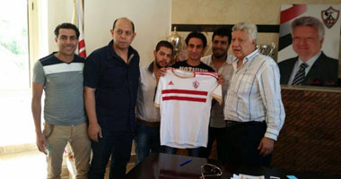 بالصور.. أيمن حفنى يرتدى قميص الزمالك رسميًا