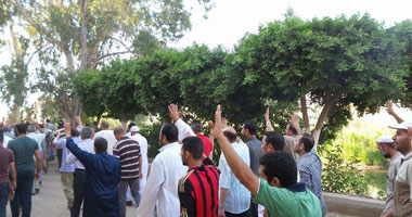 عشرات الإخوان يعتلون كوبرى ناهيا بالمهندسين 