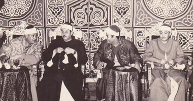 بالصور.. الشيخ عبد الباسط عبد الصمد عشق القرآن طفلا فأصبح سفيرا لكتاب الله..تقاضى أول أجر 25قرشا وعمره 7سنوات.. وسار أميالا للاستماع لمحمد رفعت..وملك السعودية عقب على تلاوته: القرآن نزل بمكة وقرأ بمصر