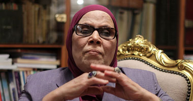 التعطر وأدوات الزينة بين حل أساتذة الشريعة وتحريم التيار السلفى.. الحوينى يحرم بيع واستخدام أدوات التجميل ولو للزوج.. ووكيل وزارة الأوقاف السابق يحللها بشروط.. وآمنة نصير: لا مانع اذا لم تثر فتنة