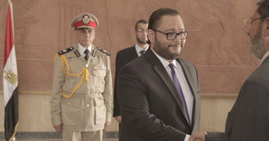 أحمد رزق ينشر صورته وهو يؤدى اليمين أمام المخلوع مرسى فى "الإكسلانس"