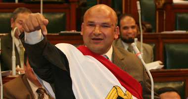 عاطل ينتحل شخصية عضو الشعب للنصب على ضحاياه