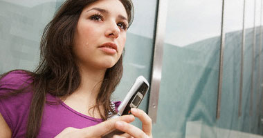 استخدام الموبايل لفترات طويلة يصيبك بالقلق والحزن