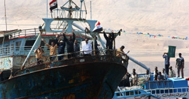 وصول الصيادين العائدين إلى ميناء الأتكة بالسويس
