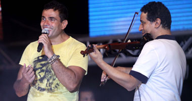 عمرو دياب فى برنامج جديد عن حياته.. يلعب كرة القدم فى أستراليا ويجلس مع أبنائه ويُجرى عملية فى الغدة اللعابية