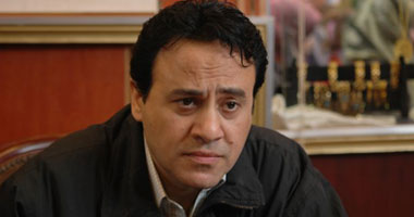 إيهاب فهمى يتلقى عزاء والده بمسجد عمر مكرم