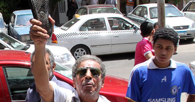 تظاهر أهالى شهداء الثورة للمطالبة بحضور محاكمة قتلة أبنائهم 