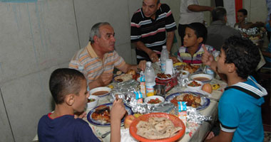 فطار محافظ أسيوط مع الأيتام