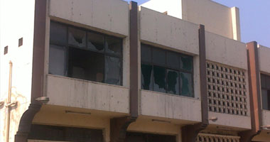 بالصور.. الركاب يحطمون بالحجارة مبنى السائقين بمحطة رمسيس