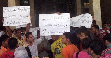 وقفة احتجاجية لطلاب أكاديمية ابن سينا ضد محاضر عميد التمريض بدمنهور