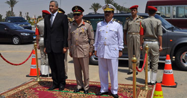 بالصور.. قائد الجيش الثالث يضع إكليلا على مقابر شهداء الجيش
