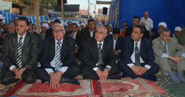 محافظ سوهاج يصلى العيد فى قرية "شهيد الحدود"