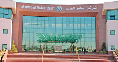 خبير عالمى فى جراحة العيون بالمركز الطبى العالمى  