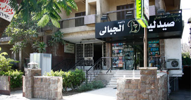 مجهول يذبح مستشارا ماليا سابقا بجامعة الدول العربية ويسدد له 40 طعنة داخل شقته بشارع الهرم.. جار المجنى عليه لـ"اليوم السابع": عثرنا على جثته مخنوقا بـ"الشورت" داخل غرفة نومه