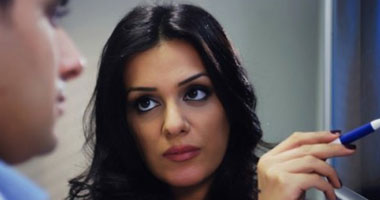 إياد نصار يعلن وفاة والدة الفنانة إنجى المقدم عبر "فيس بوك"