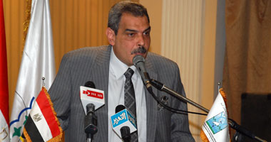 وزارة البيئة تمنح محافظة الوادى الجديد سيارتين للنظافة
