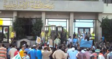 نشطاء يتضامون مع عمال شركة أمبى المعتصمين بالإسماعيلية