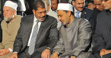 الرئيس يصل الأزهر لأداء الجمعة.. ويتبادل الحديث مع الطيب