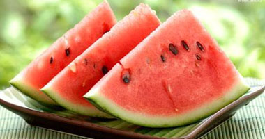 5 أطعمة ترطب على قلبك فى عز الحر