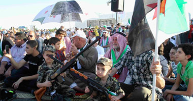 المسلمون يحتفلون بالعيد.. وأطفال سوريا يرتدون ملابس المقاتلين 