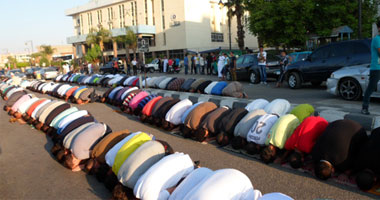المصريون يبدأون احتفالات العيد بالصلاة فى الخلاء