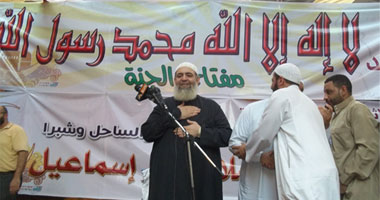 أهالى شبرا يستقبلون "أبو إسماعيل" بالألعاب النارية والزغاريد