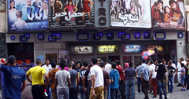 المصريون يواصلون احتفالاتهم بـ"العيد".. وإقبال محدود على السينما