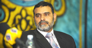 استمرار تظاهر العاملين بـ "ترافيل وييز" للسياحة بالغردقة 