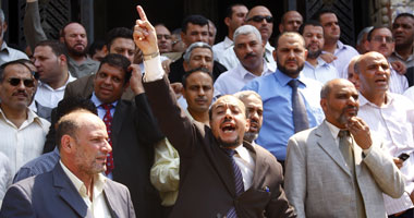 العشرات يتظاهرون أمام دار القضاء تأييداً للنائب العام