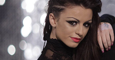 مغنية بريطانية تتعرض للقذف بزجاجة ممتلئة بالبول