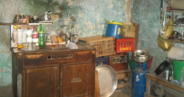بالصور..أهالى حكر"السكاكينى": يتمنون نهاية العالم للتخلص من الفقر..ويعيشون مع الثعابين والفئران والعقارب..والغرفة خشبية يعيش بها عشرة أفراد على طفح الصرف الصحى..والمحافظة: جارى بناء 500 وحدة سكنية