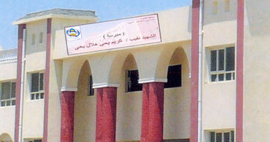 "التعليم" تعلق أول لافتة لمدرسة جديدة باسم شهيد شرطة