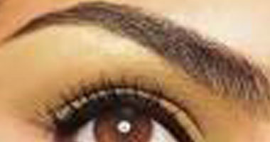 خبيرة تجميل تقدم أهم قواعد اختيار عدسات العين