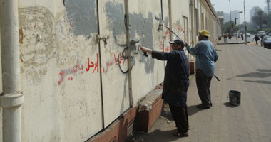 بالصور.. الجيزة تنتهى من إزالة العبارات المسيئة للجيش من على الجدران 